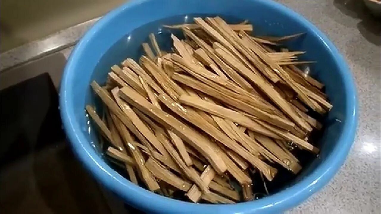 Щепа для копчения дуб 500 гр. Приготовление дубовых брусочков. Как приготовить дубовую. Дубовая щепа. Щепа дубовая в баночке.