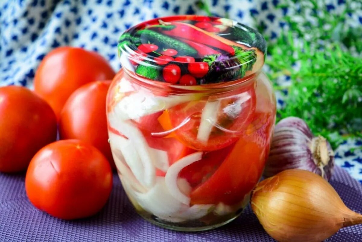 Консервируем вкусно. Помидоры дольками «пальчики оближешь». Pomidori marinad. Помидоры на зиму. Помидоры с луком на зиму.