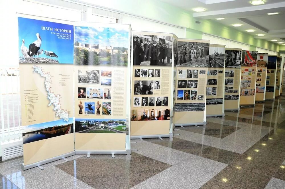 Прямоугольные стенды напольные. Переносной стенд для выставок. Напольный стенд "до-мик" 1830 мм ш 900 мм. Стенд в учительскую школы. Стенд для презентации.