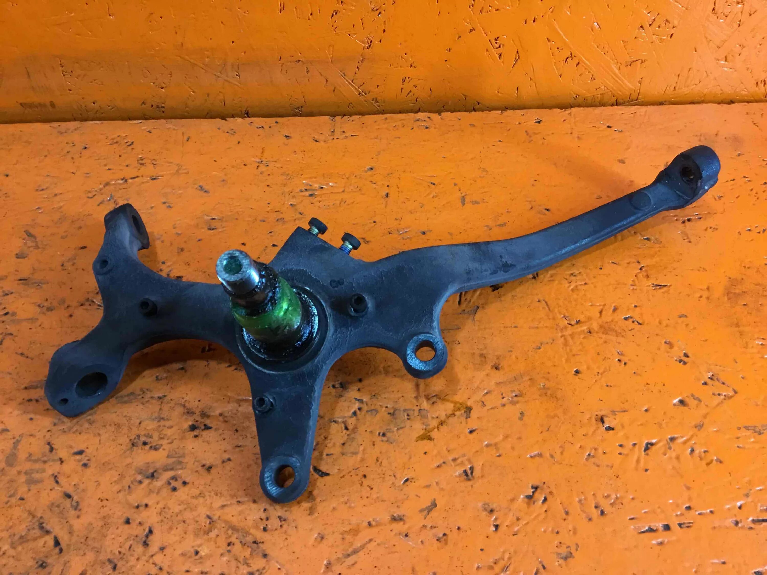 Атего поворотный кулак. W208 поворотный кулак передний. Поворотный кулак мерседес атего. Поворотный кулак мерседес атего 1. Поворотный кулак мерседес 1017.