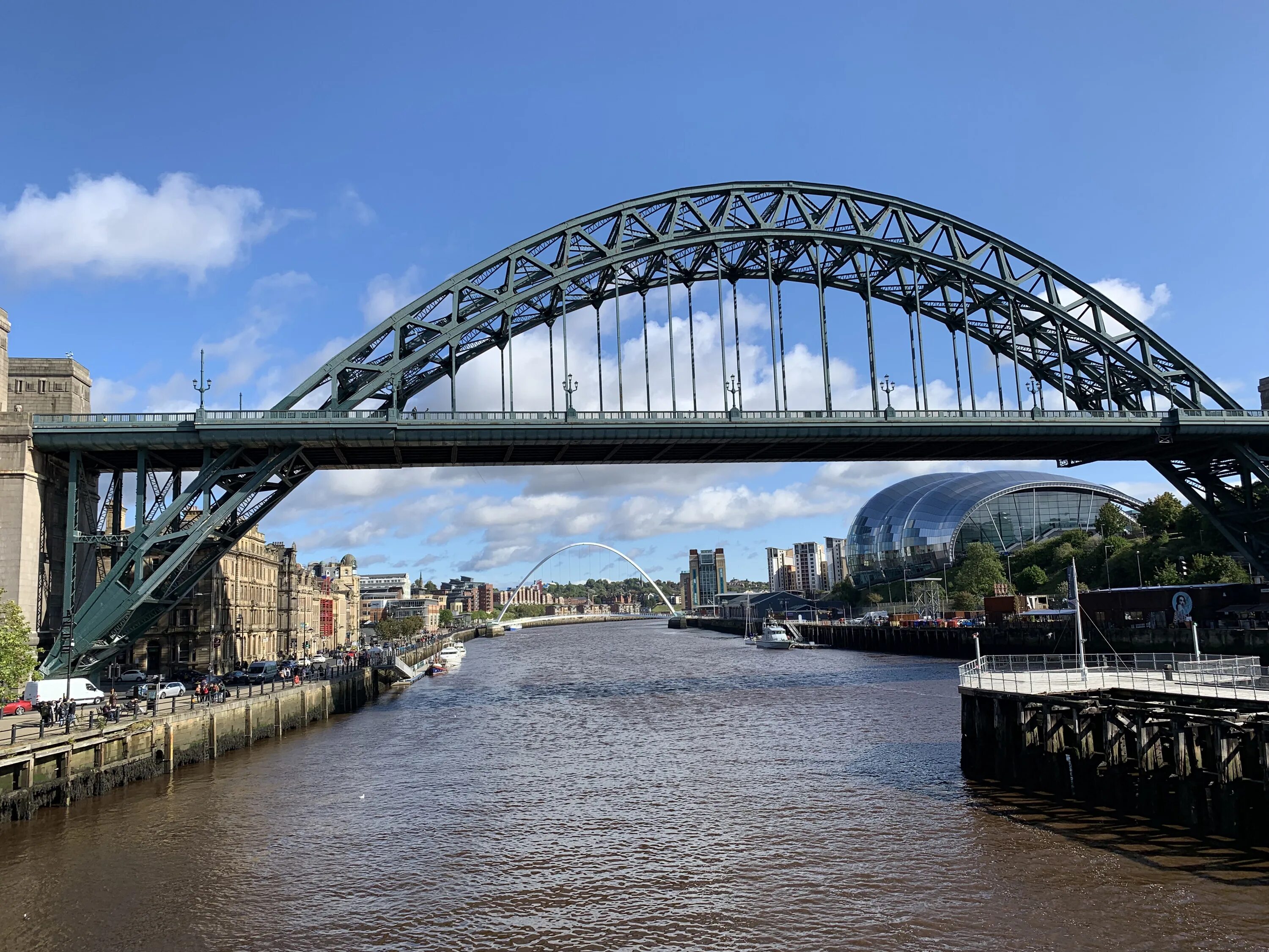 Tyne River. Tyne Bridge. Bridge over the River. Район Quayside вокруг мостов Tyne и High Level Bridges.