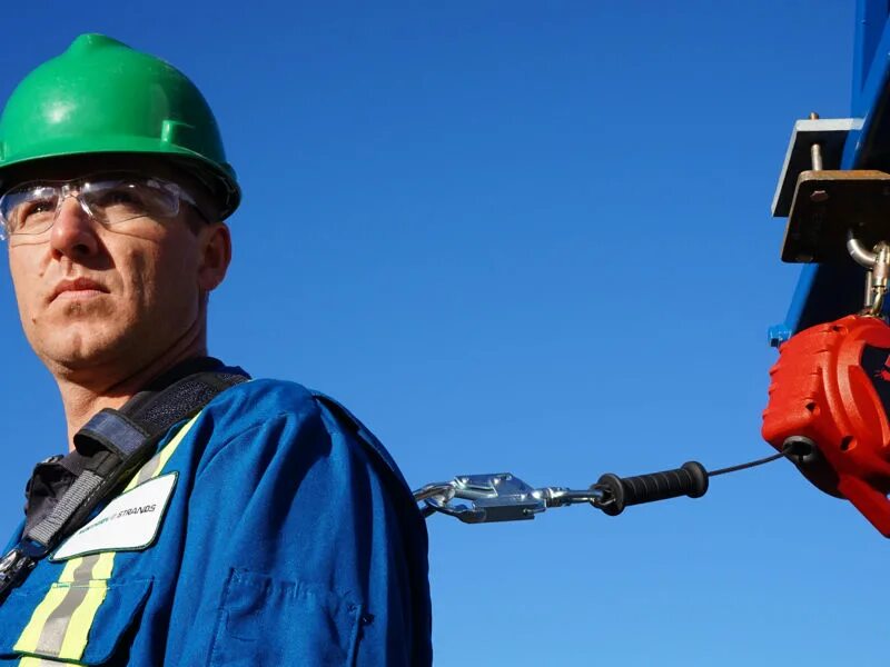 Мужчина и женщина в касках. Профессии строительства. Охрана труда. Инженерное дело. Промышленная безопасность.