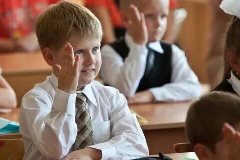 И учится в школе ей
