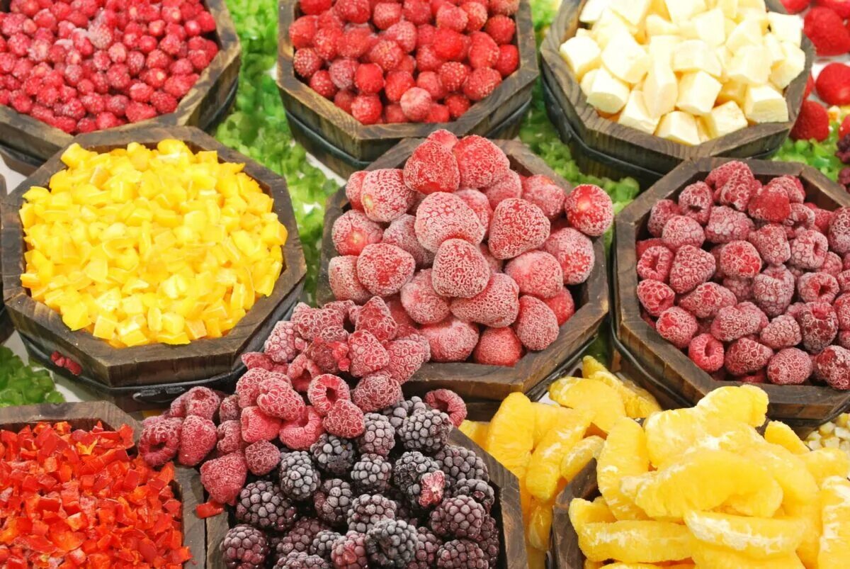 Freezing fruits. Быстро замороженые плоды и ягоды. Замороженные фрукты. Замораживание овощей и фруктов. Заморозка ягод.