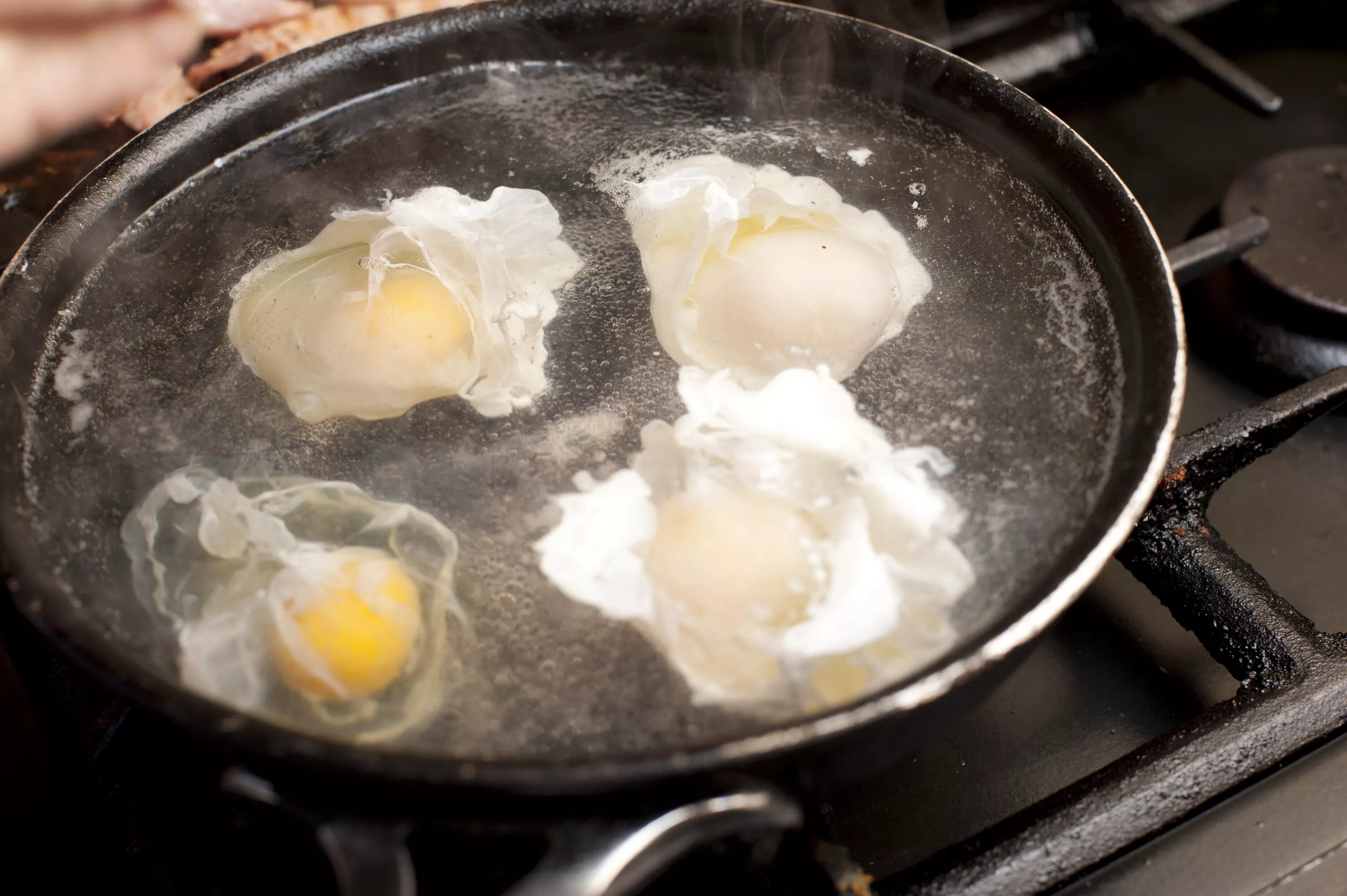 Пашот в кипящую воду. Яйцо пашот в мешочке. Poached Eggs способ приготовления. Poaching Cooking. Яйцо пашот нарисованное.