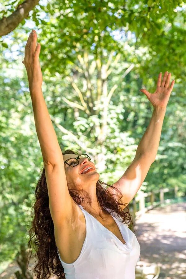 Joyful. Arms up girls pics. Жмурится от солнца. Девушка и фитнес. Girl arms up.