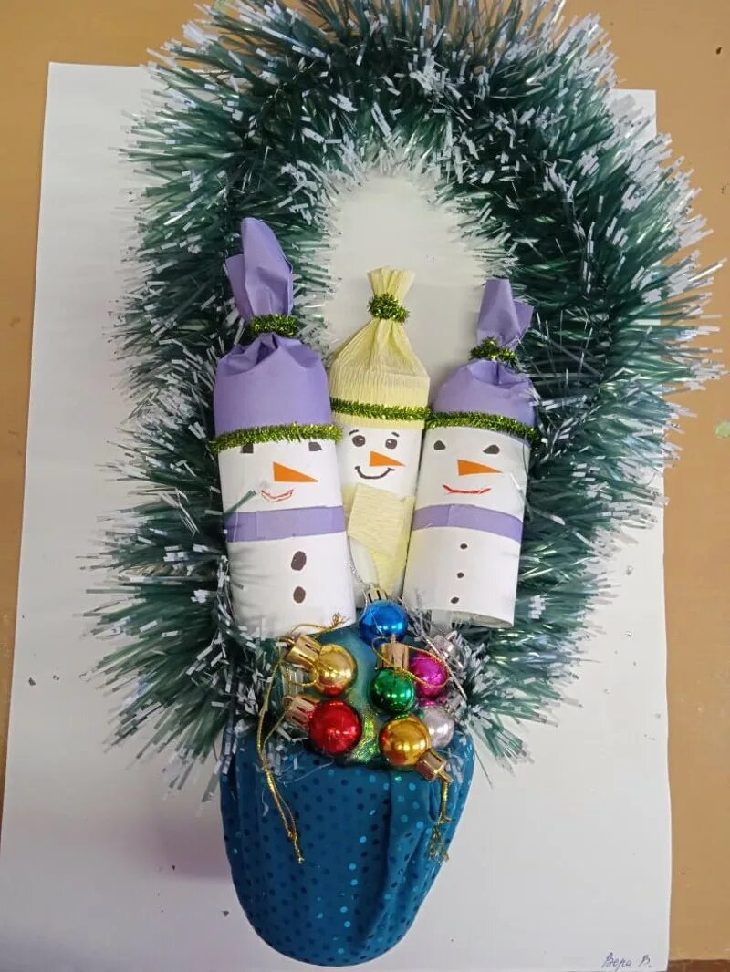 Елочные игрушки из мусора. Новогодняя игрушка из вторсырья. Необычные новогодние игрушки. Елочная игрушка из бытовых отходов. Новогодние шары из вторсырья.