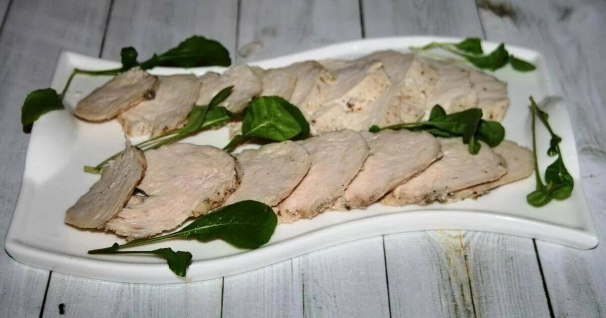 Грудки куриные молоко с чесноком. Томленая грудка как в теремке. Томленная грудка. Томленая куриная грудка. Куриная грудка тушённаяна сковороде.