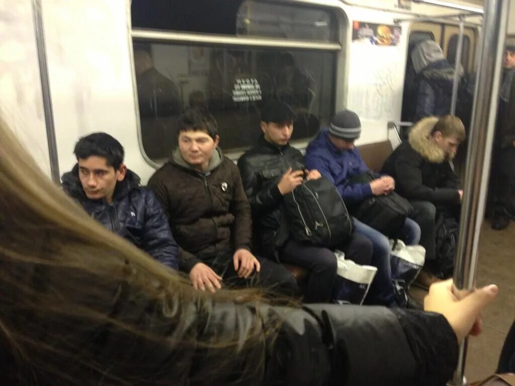 Таджики в метро. Чурки в метро. уступить место в метро. не уступает место в метро.