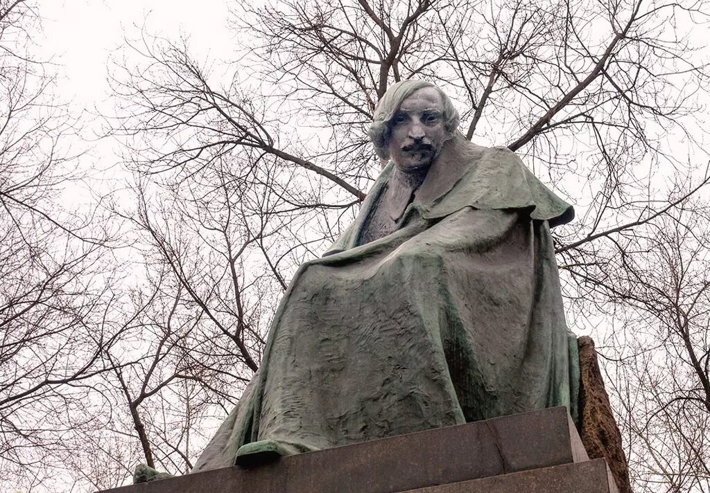 Гоголь жители города. Памятник Гоголю Андреева. Памятник Гоголю в Москве на Никитском бульваре. Памятник Гоголю (Никитский бульвар).