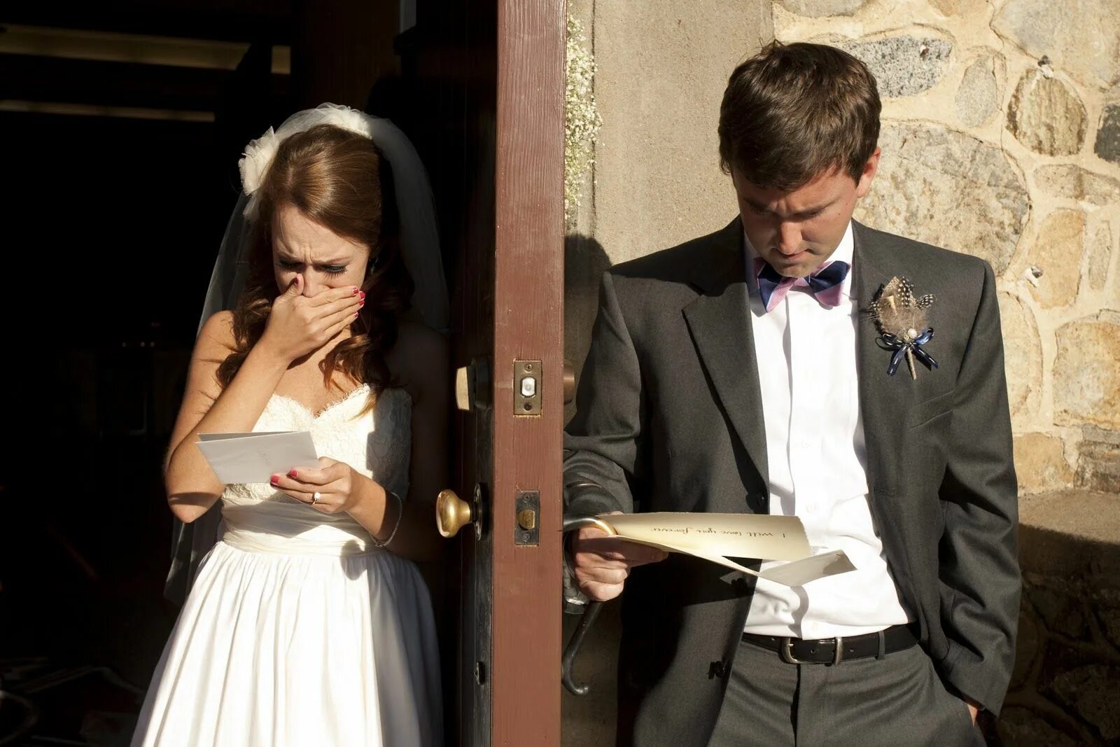 Заметив брак. Мужчина и женщина свадьба. Невеста изменяет жениху на свадьбе. Парень перед свадьбой. Фотосессия перед свадьбой жених и невеста.