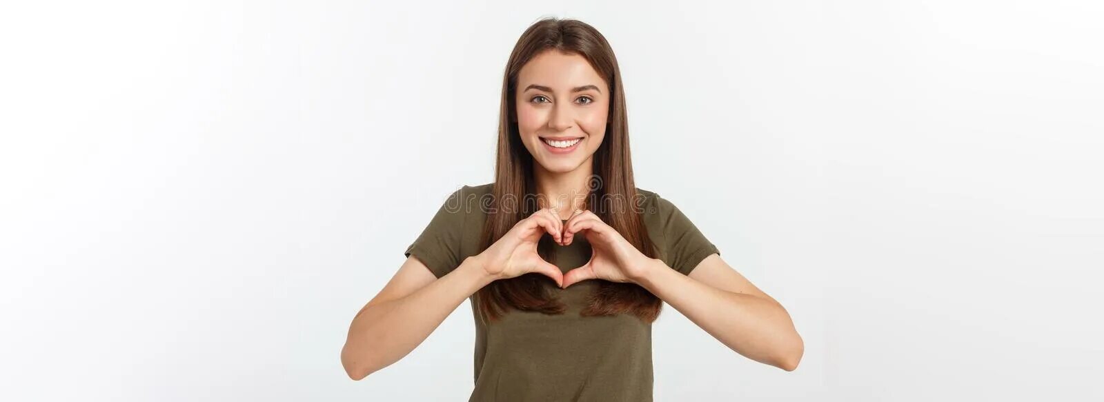 Радостная девушка. Девочка показывает сердечко руками. Девочка которая показывает сердечко руками. Сердечко руками девушки подросток. Сердечко руками на закате.