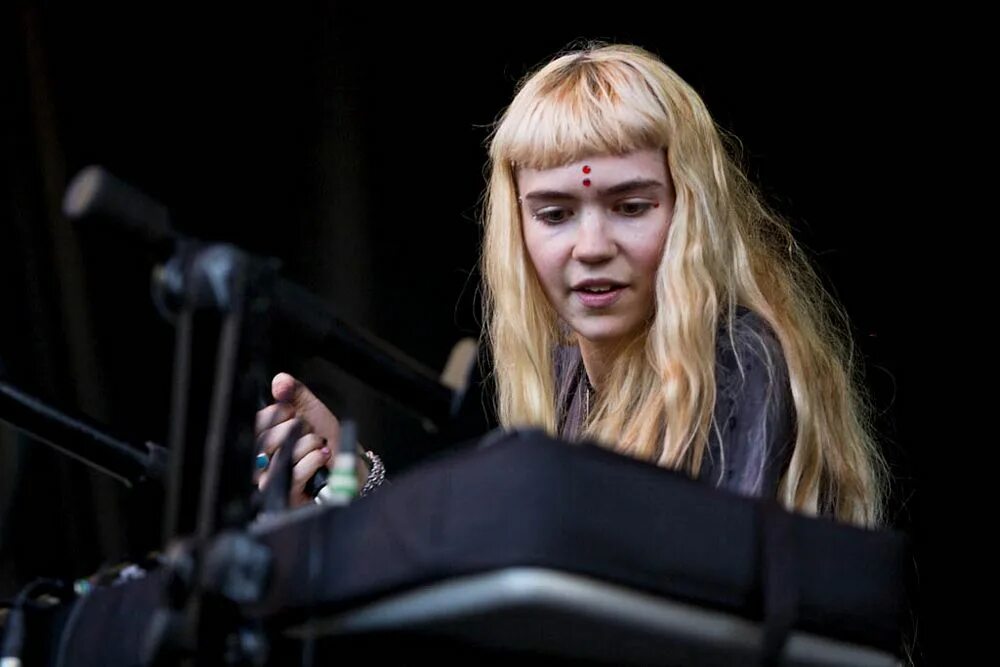 Grimes speed up. Grimes певица. claire boucher grimes. граймс генезис. genesis grimes певица.