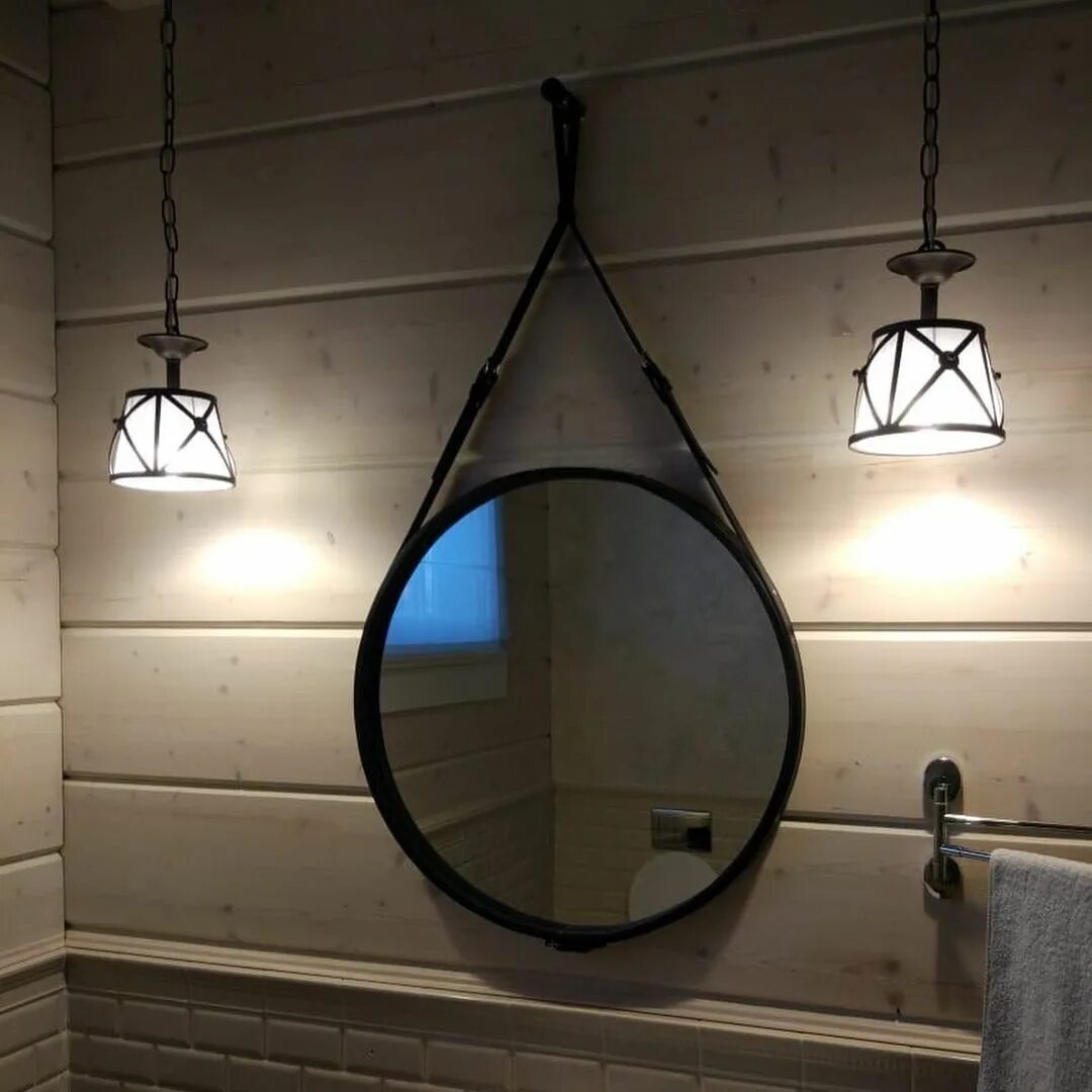 Подвесное зеркало для ванной. Зеркало лофт с подсветкой. Круглое зеркало в ванную. Круглое зеркало на ремне с подсветкой. Круглое зеркало лофт в ванную.