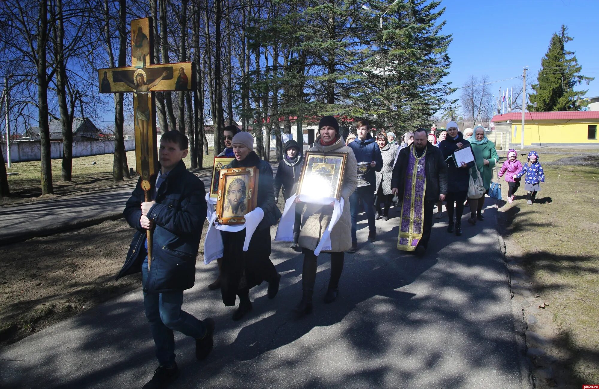 Крестный ход в Псков и в Гдов 2 июля 2022. Расстрел в Чите батюшек церкви в крестный ход. Самые молодые священники Пскова фото.