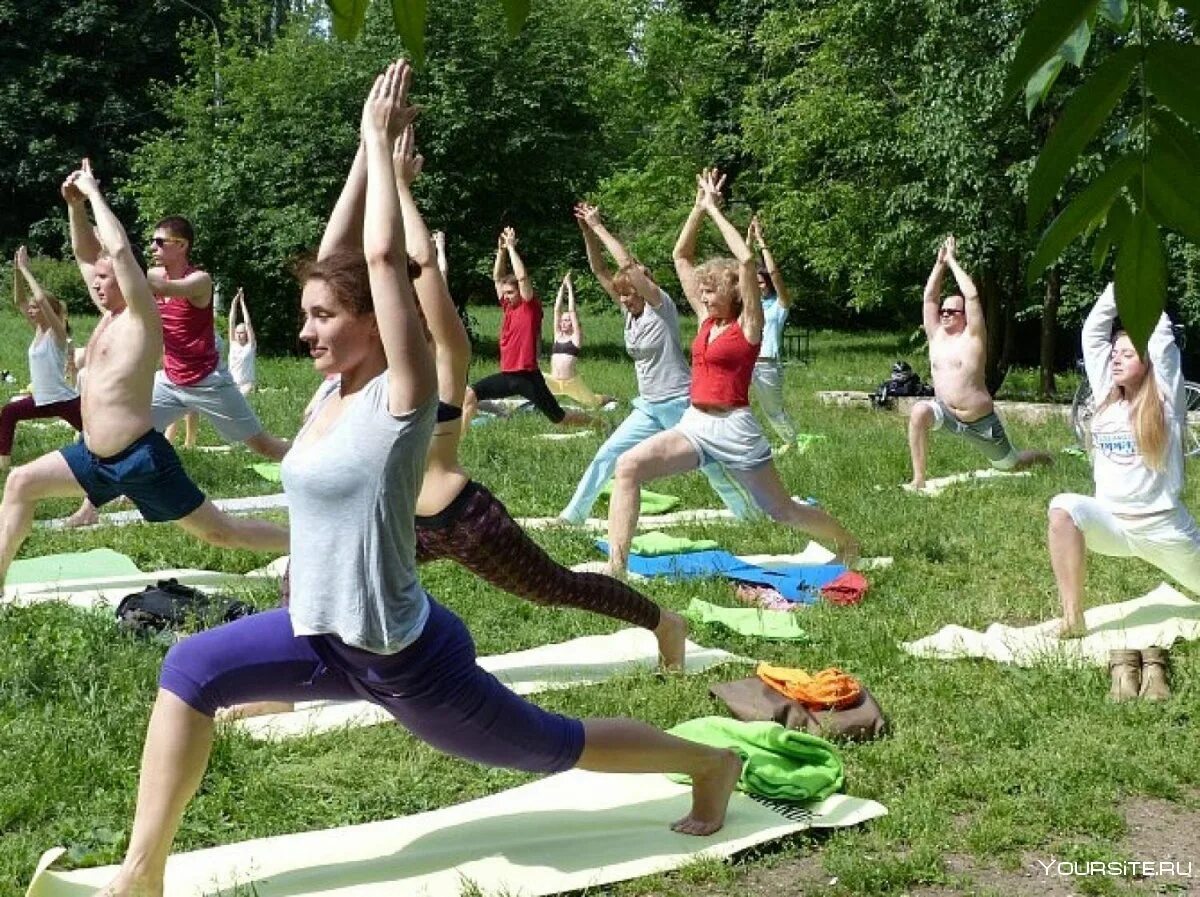 Занятия на свежем воздухе. Занятия йогой в парке. занятия на воздухе. занятия на открытом воздухе. занятия йогой на природе.