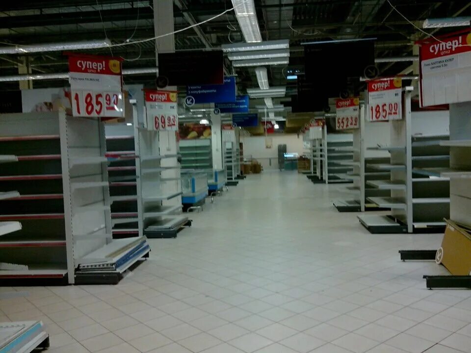 Служебное помещение ашан санкт-петербург. Пустые полки с прокладками. Ашан магнитогорск магазины. Когда закроют ашан магазин. Ашан закрывается.