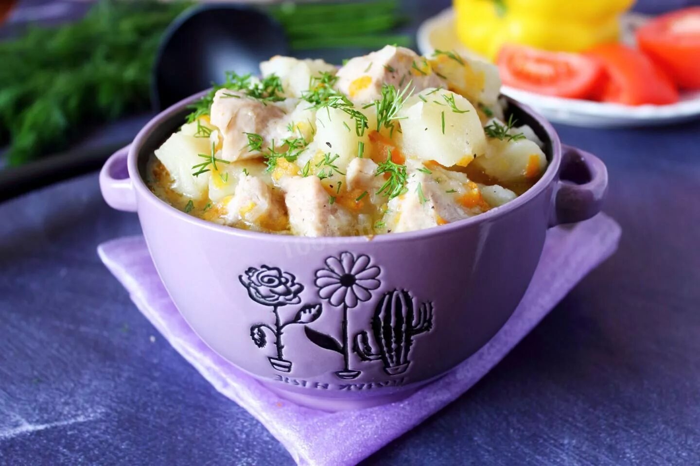 Картошка с филе в кастрюле. Тушёная картошка с куриным филе. тушёная картошка с курицей в кастрюле. тушёная картошка с куриным филе в кастрюле пошаговый рецепт. картошка тушёная с куриным филе в кастрюле как в детском саду.