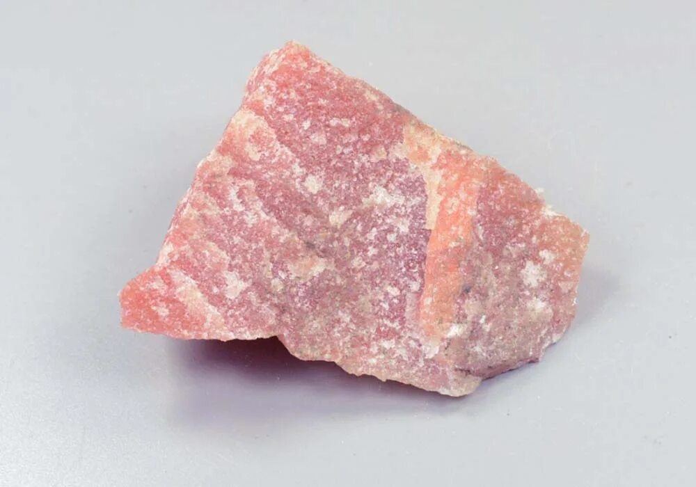 Розовый кварц минерал. Кварц с примесью железа. 1934 кварц 1300кг. Красный кварц марокко. Полезные ископаемые горный хрусталь.