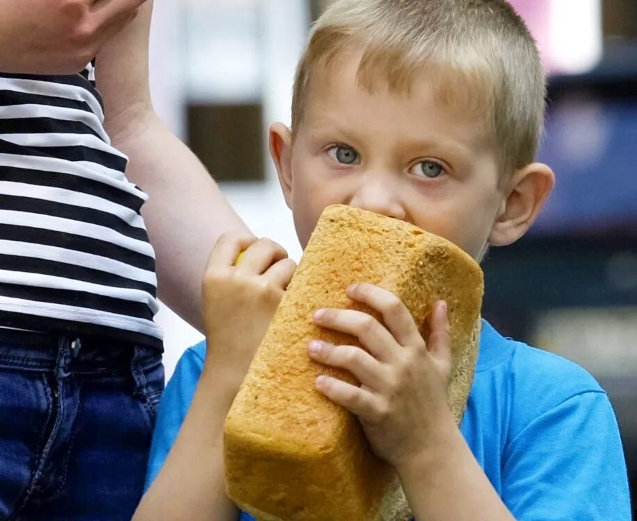 Люблю есть корочки. Хлеб для детей. Обгрызенный хлеб. Ребенок с куском хлеба. Ребенок ест хлеб.