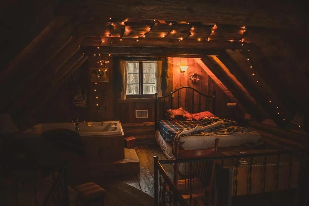 Интерьер деревянногодом. Cozy cabin. Домик с камином в заснеженном лесу. Камин у окна. Cozy cabin.