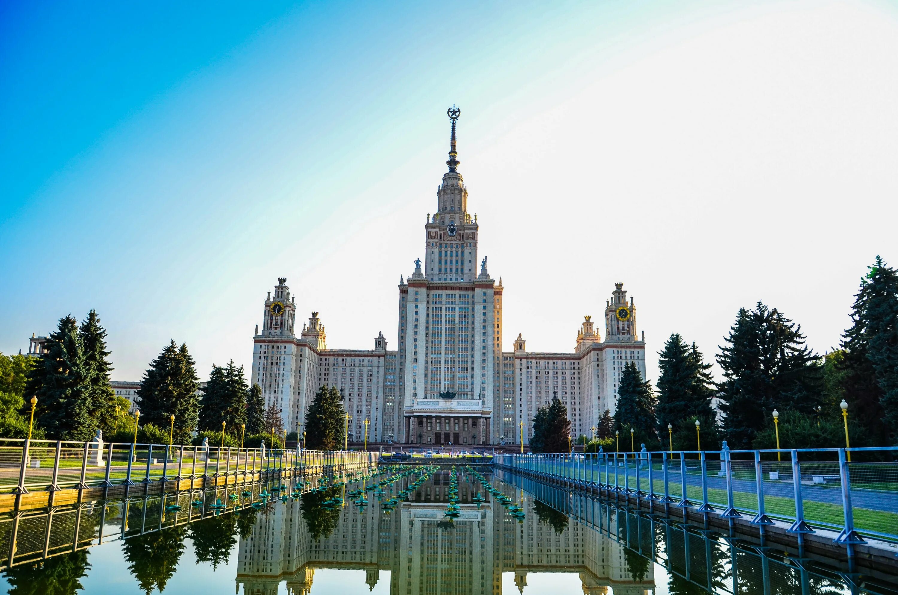 Прогноз мгу. Главное здание МГУ на Воробьевых горах. МГУ Алиса МГУ. РЯКР МГУ. Распечяфотография МГУ им Ломоносова.