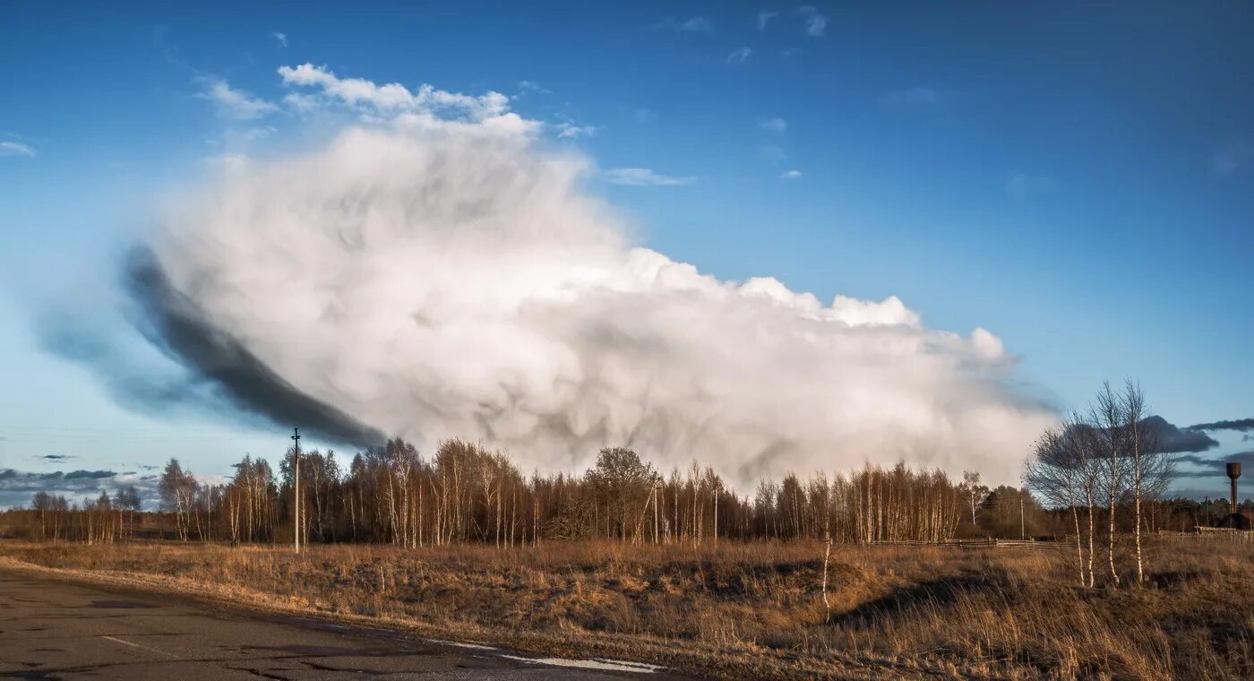 Облако упало на землю. Тучи падают на землю. Падающие облака.