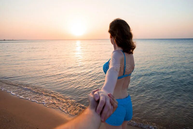 Следуй за мной. Следуй по морям. Наталья осман иордания. Мурад османн @muradosmann. Блондинка на фоне моря.