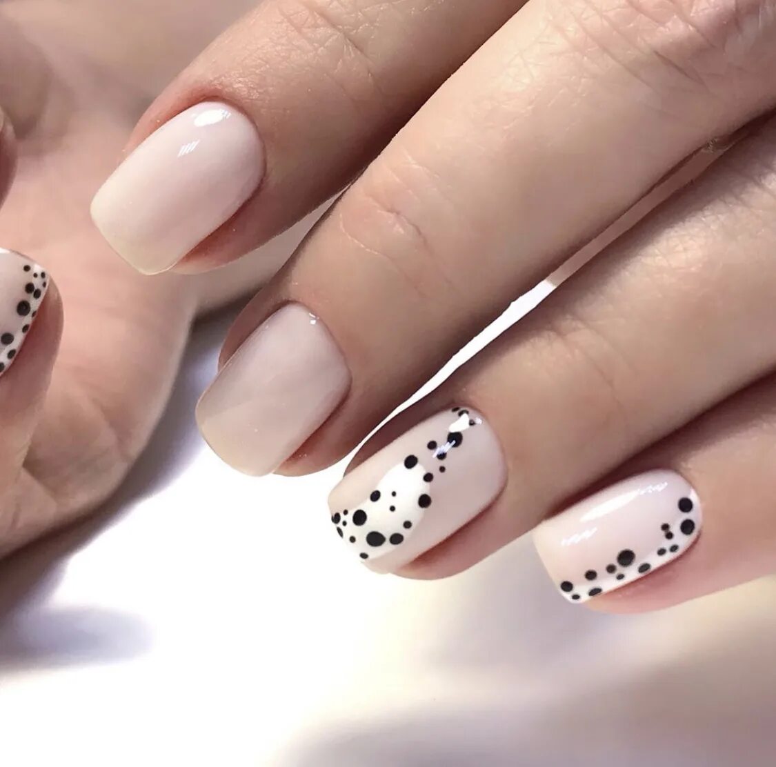 стильный маникюр. стильные ногти. стильный маникюр в горошек. ногти квадратные дизайн. стильный маникюр.