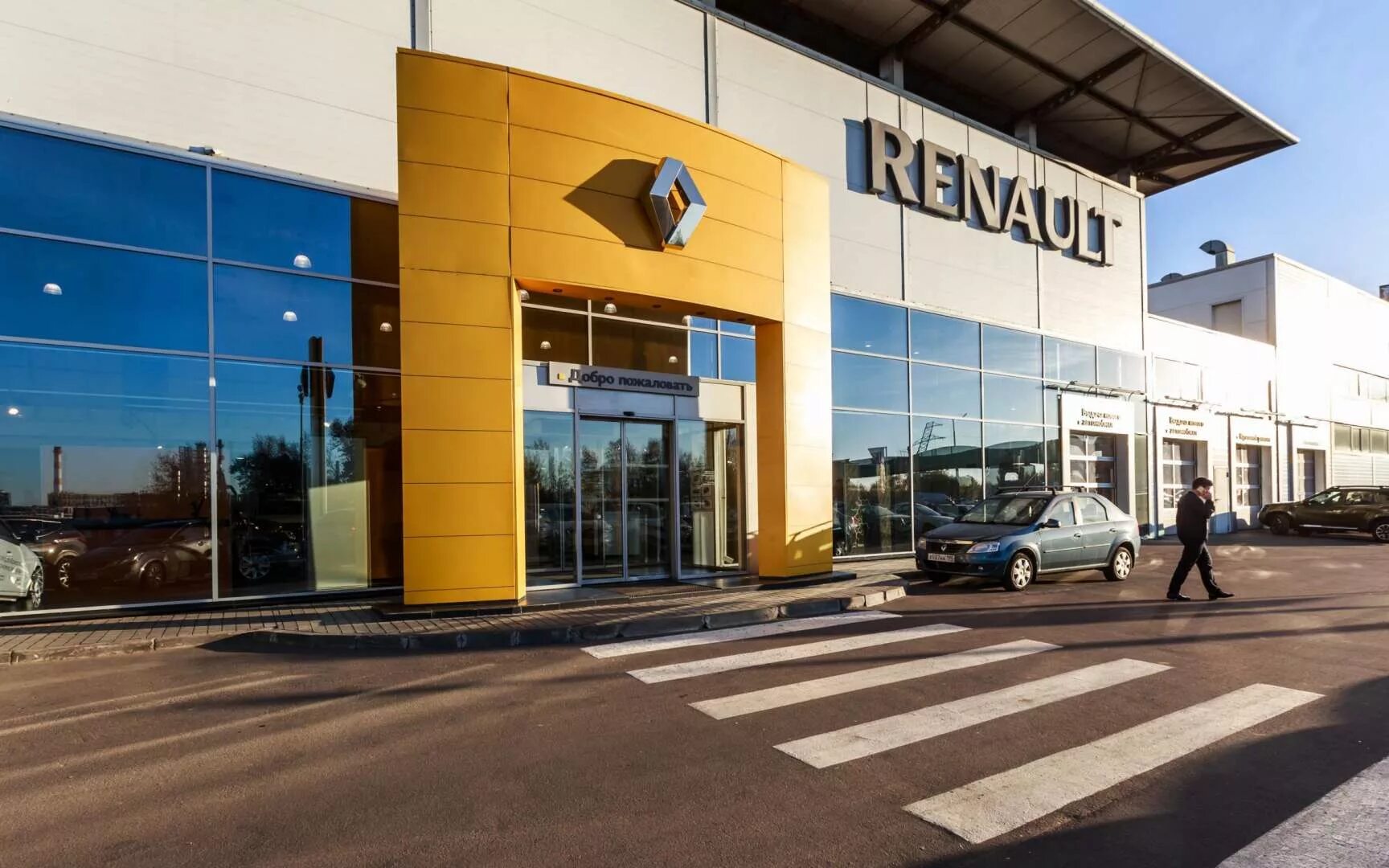 Центры renault. Петровский Рено Москва. Петровский Рено на МКАДЕ. Автосалон Рено Петровский в Москве. Салон Рено в Москве.