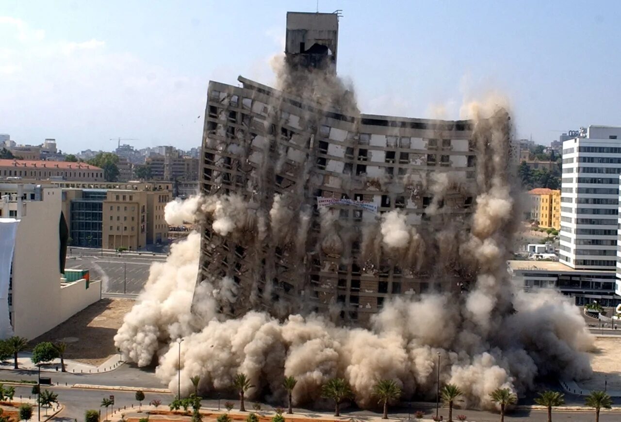 Падающее здание. Разрушение зданий взрывом. Подрыв зданий. Подрыв здания. Взрыв здания.