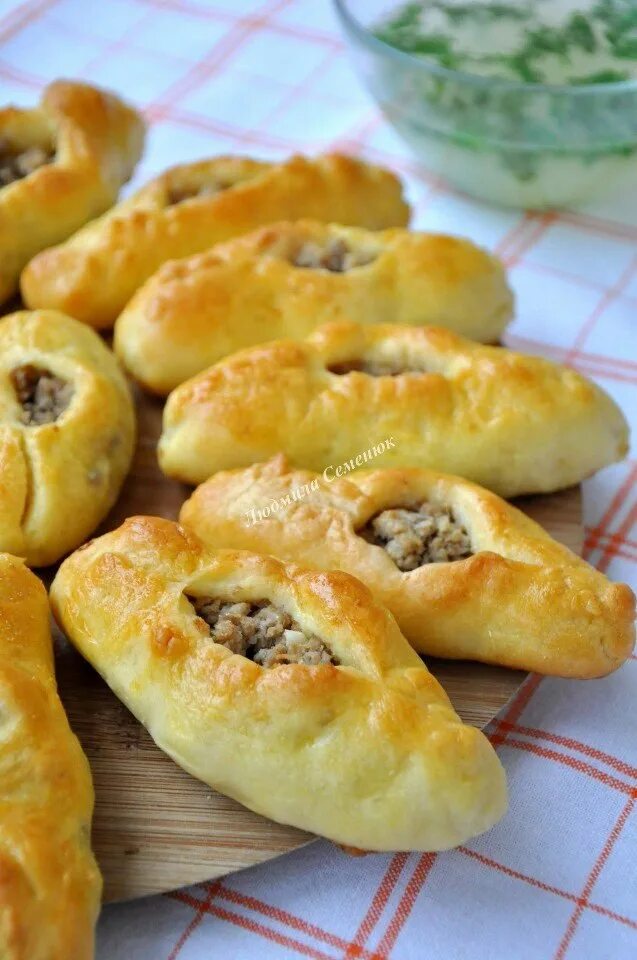Рецепт пирожков с мясом дрожжевое тесто. Расстегайчики. булочка с мясом. пирожки из дрожжевого теста. форма пирожков с мясом.