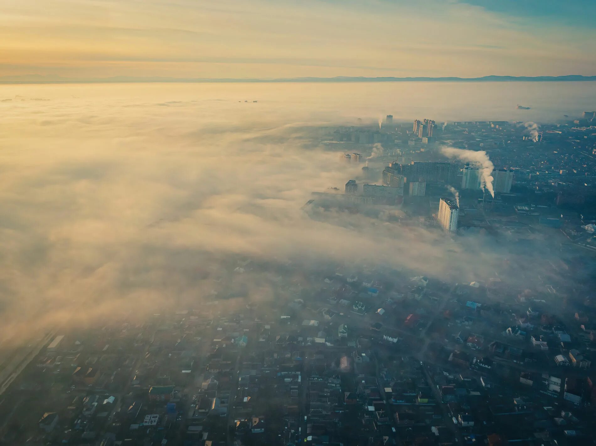 Самый ветреный город в россии. Туман над Краснодаром. Туман в Краснодаре. Краснодар туман ночь. Аэрофотоснимок в туман.
