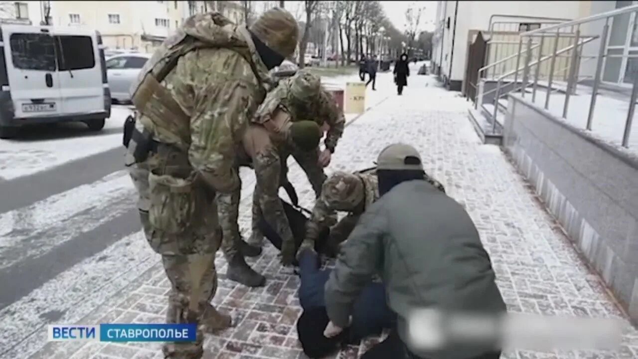 Освобождение заложников спецназом. Спецназ собр штурм. Террористы бежали в беларусь. Террорист с автоматом. Подготовка террористов.