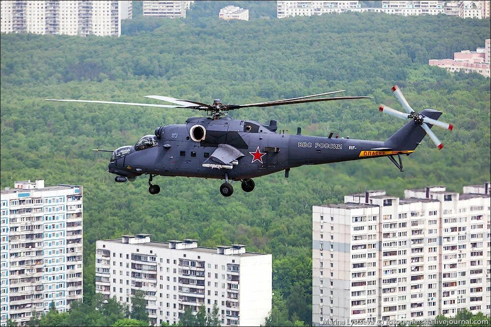 Вертолет над домом. Вертолет над Москвой. Вертолеты над МКАДОМ. Военные вертолеты над Москвой.