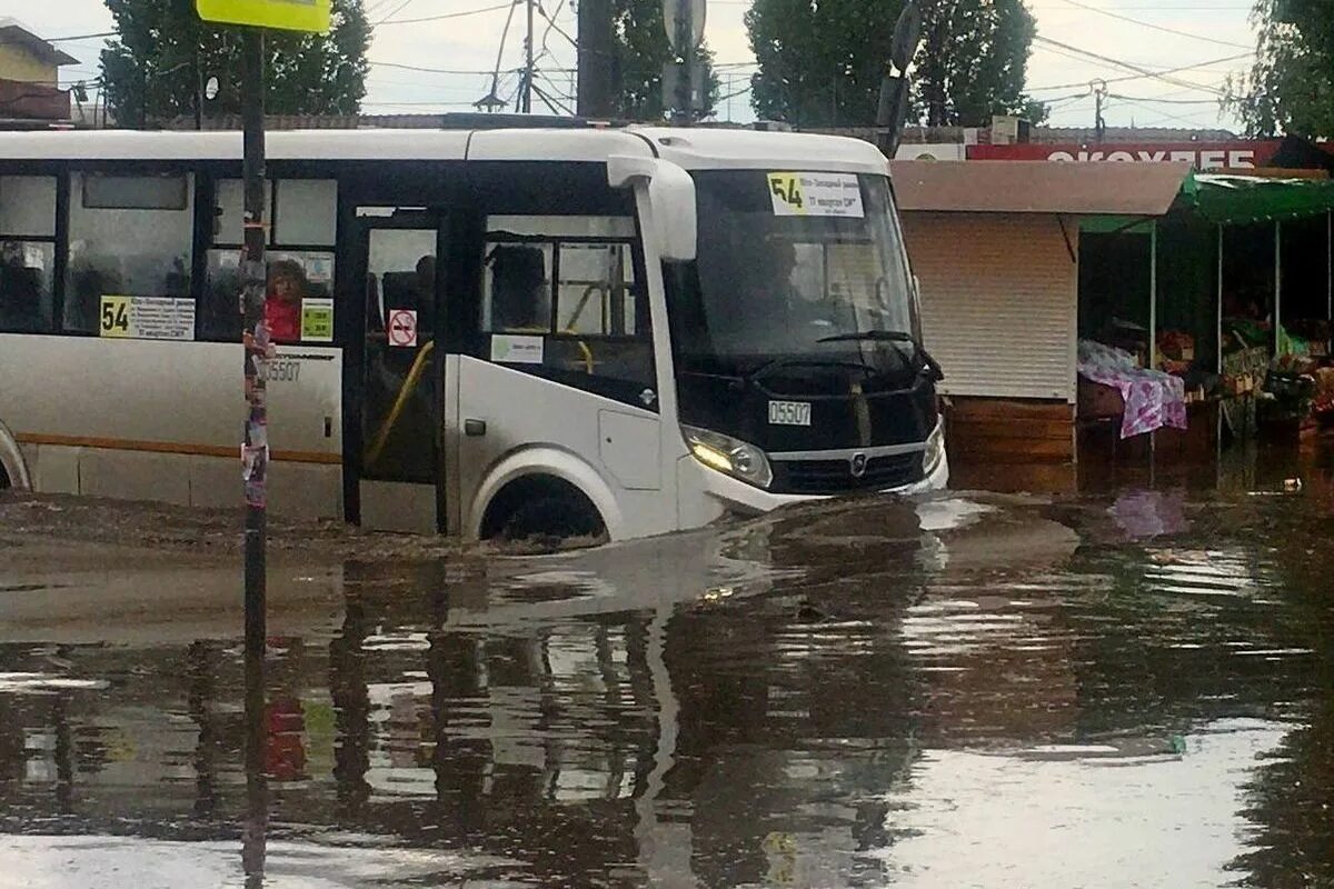 В окне автобуса поплыл. Плавающий автобус. Потоп в Воронеже. Ливень. Ливень в Воронеже.