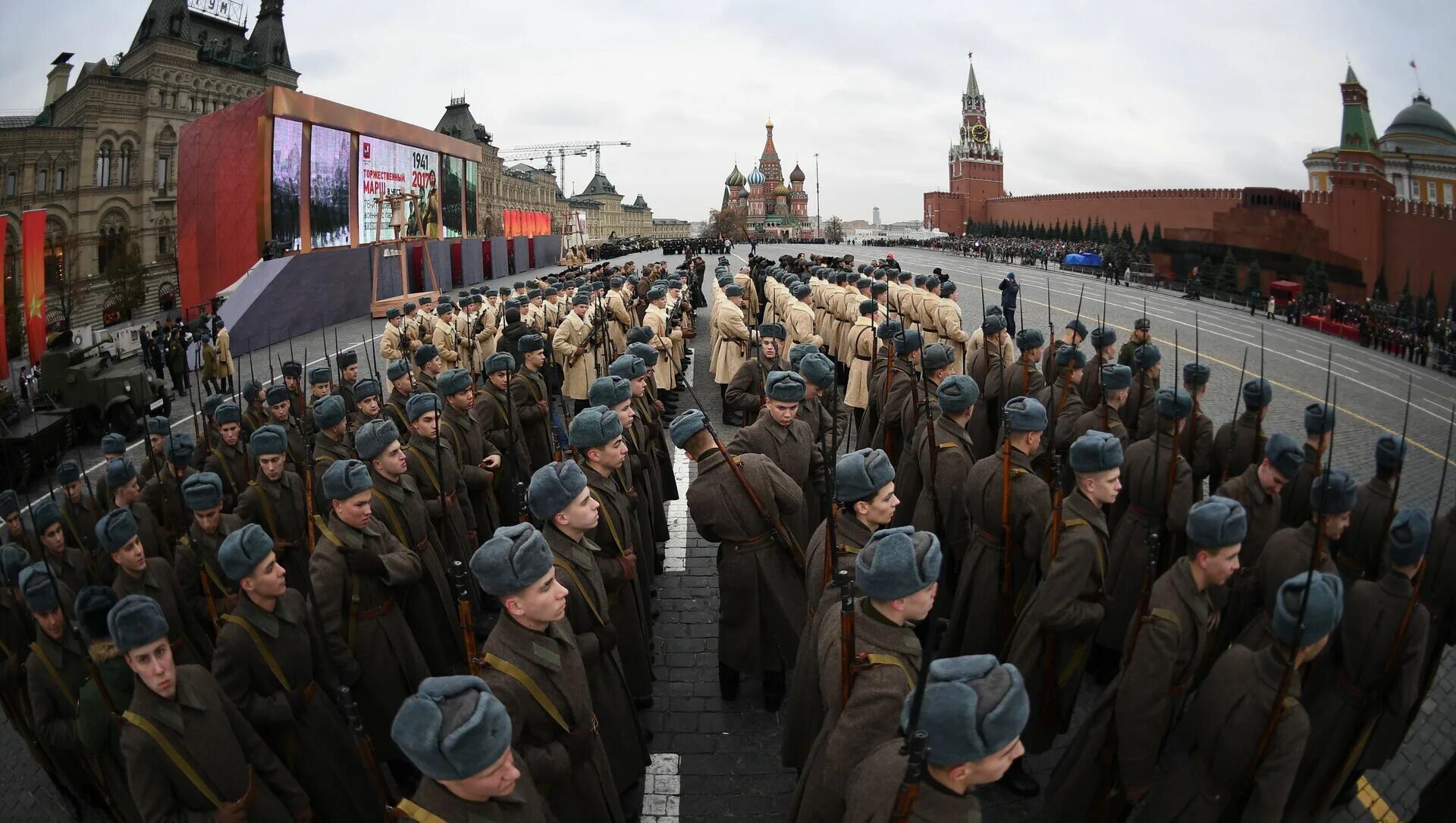 Каких городах проходил парад 7 ноября 1941. Парад 7 ноября 1941. парад на красной площади 1941. парад 7 ноября 1941 года в москве на красной площади. парад на красной площади 7 ноября 1941 года.