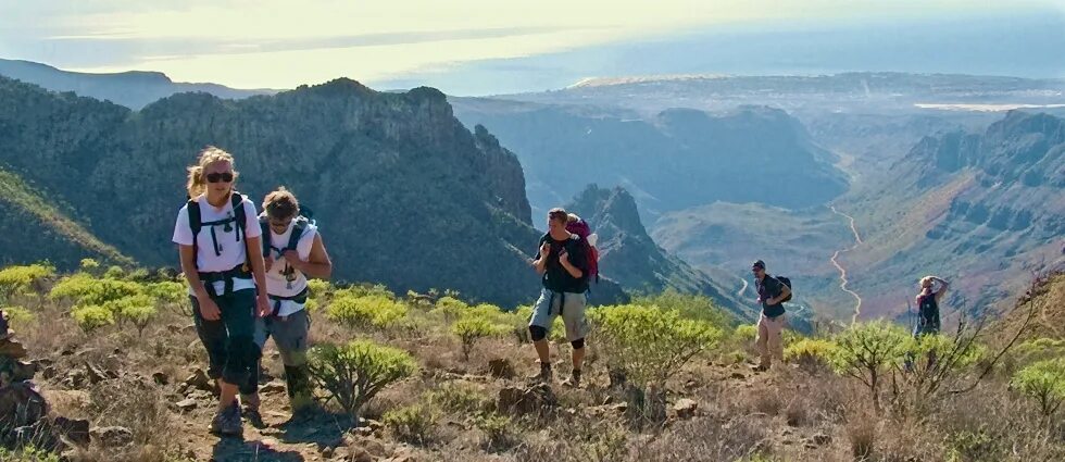 туризм в крыму. остров русский пляжи. пешком на остров. группа людей вдалеке. шерил стрэйд поход.