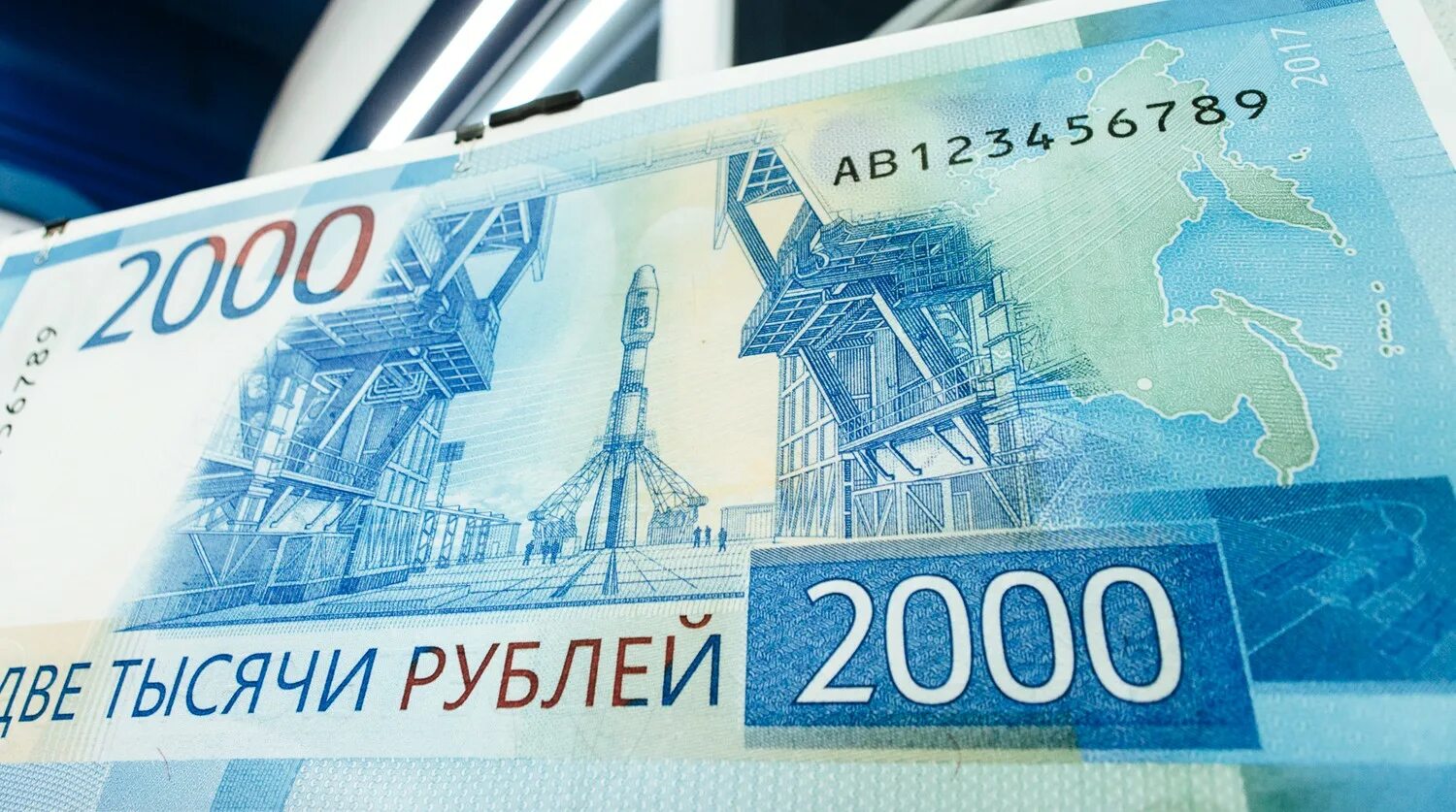 1000 рублей россии в долларах. Российские купюры 2000. Купюра 2000 рублей. Российские купюры 2000 рублей. Деньги России 2000 рублей.