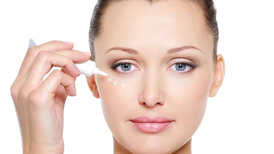 Крем для век девушка. Девушка с кремом на лице. Крем для век девушка. Абсцедирующий халязион. Нанесение крема.