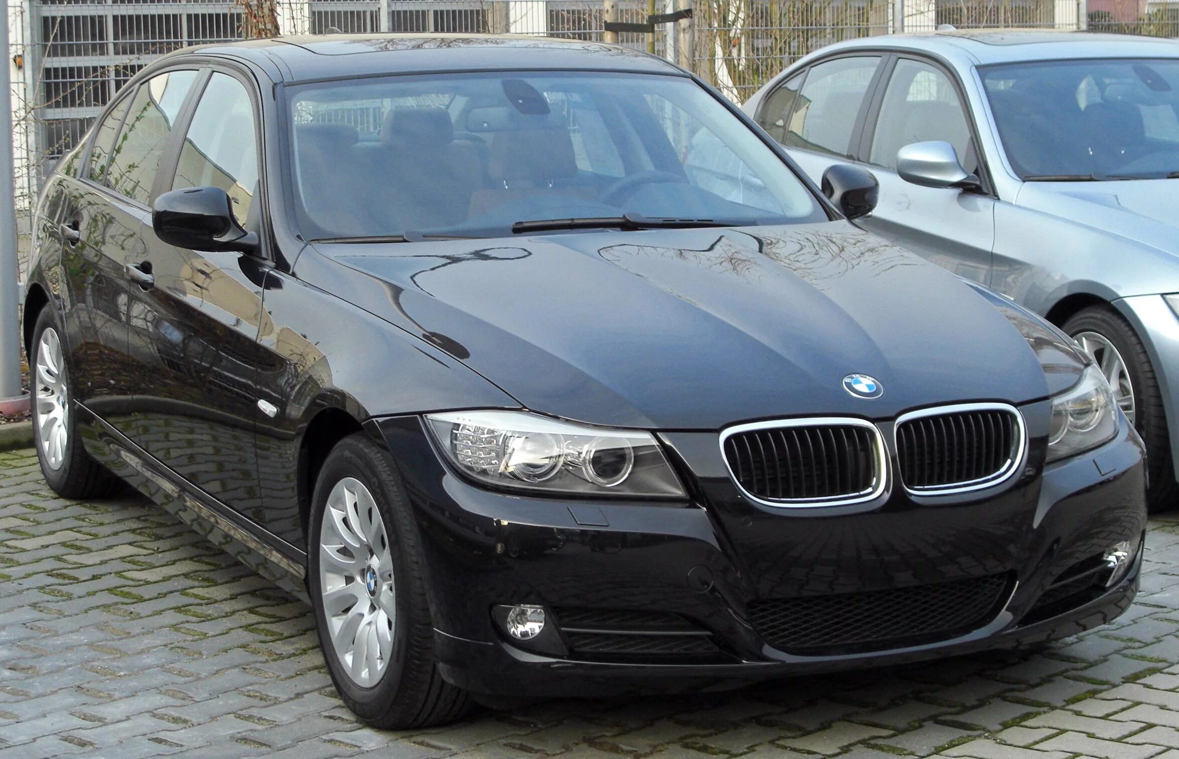 Автомобиль бмв с пробегом. BMW 3er e90. BMW 3er 2010. BMW 3 Series зеленая. BMW 318i 2010.