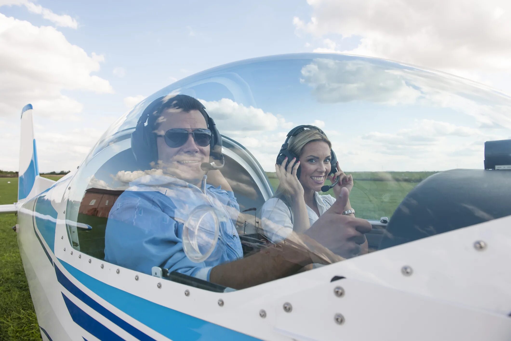 Flying lesson. Пилот инструктор. Пилоты мужчина и женщина. Линара инструктор пилот. Flying by plane Lessons.