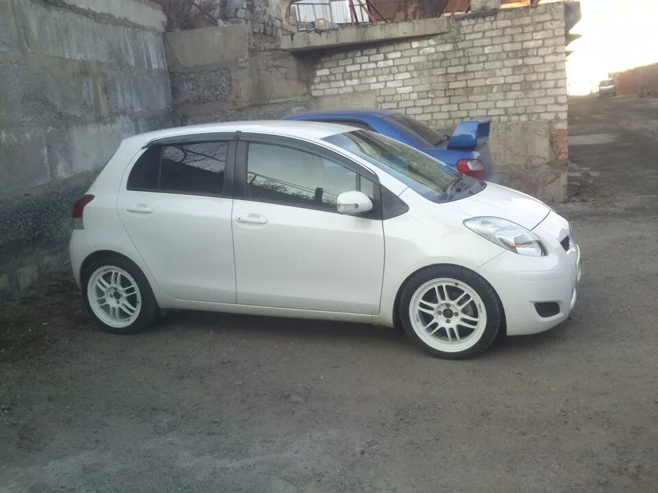 Toyota vitz 130. Vitz 2011 литье r 16. Toyota vitz 2017 диски. Toyota vitz r16. Toyota vitz 2006.