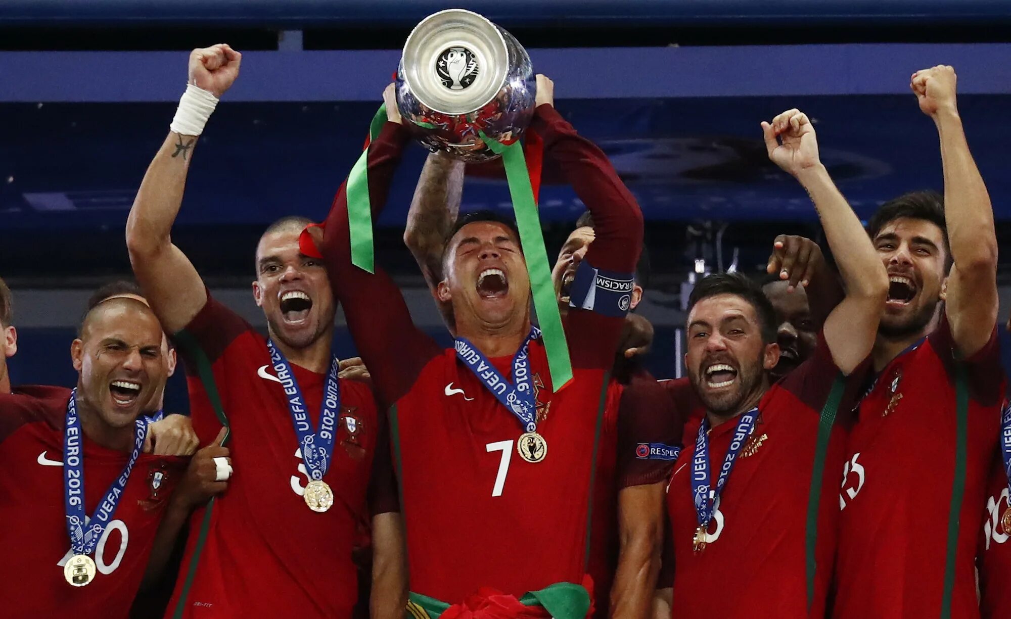 Кубок футбола 2016. Португалия чемпион Европы 2016. Ronaldo Portugal 2016 Еуро. Роналду с Кубком евро 2016. Euro 2016 Final.