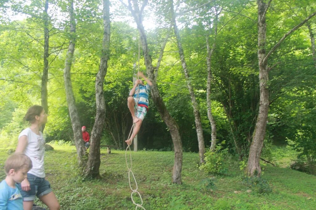 девочка связала мальчика. детей привязывали к дереву. привязанная к дереву девочка. детей привязывали к дереву. турник для детей.