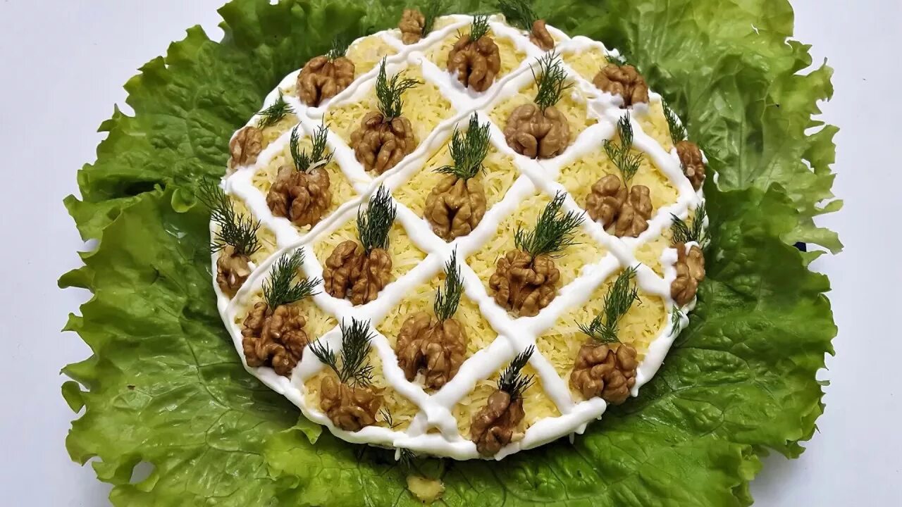 Салат черепаха с ананасом и грецким. Салат с ананасом. украшение салата грецкими орехами. салаты на праздничный стол с ананасом. салат с ананасом и орехами.