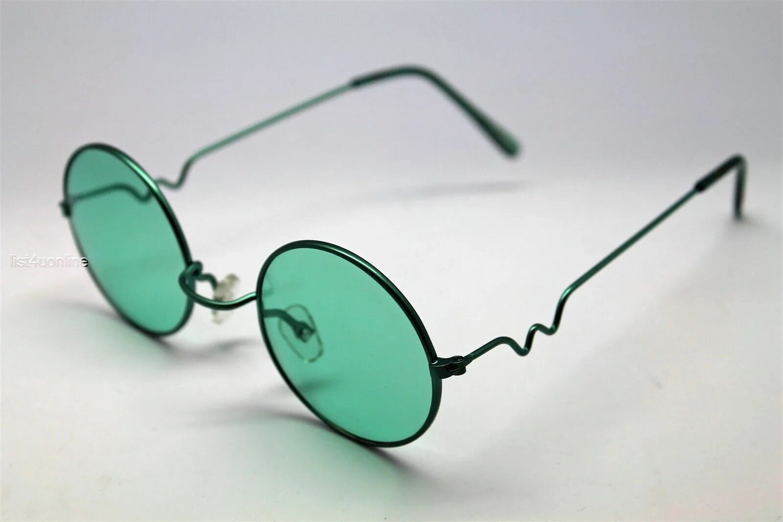 Очко купить недорого. Круглые зелёные очки Джона Леннона. Зеленые круглые очки. Зеленые солнцезащитные очки. Солнцезащитные очки с зелеными стеклами.