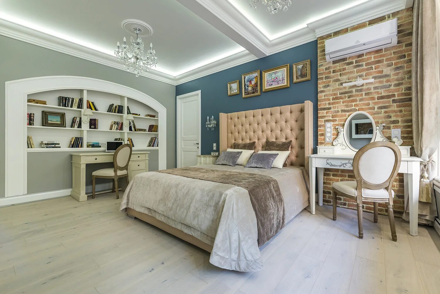 бедный интерьер. лестница на антресольный этаж. первая ночь в своей квартире. каждому своя первая квартира. каждому своя первая квартира.