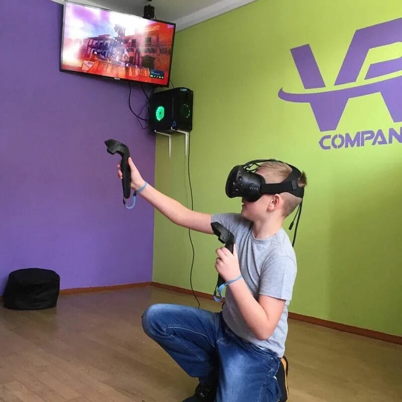 Комната виртуальной реальности. VR комната. Игровой зал виртуальной реальности. Виртуальная реальность дети. Клуб игровой реальности