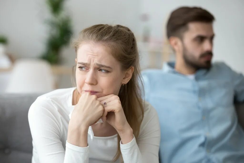 Муж 5. Жена плачет. Девушка после развода. Муж изменяет жена плачет. (Жизнь мужчины после развода фото.